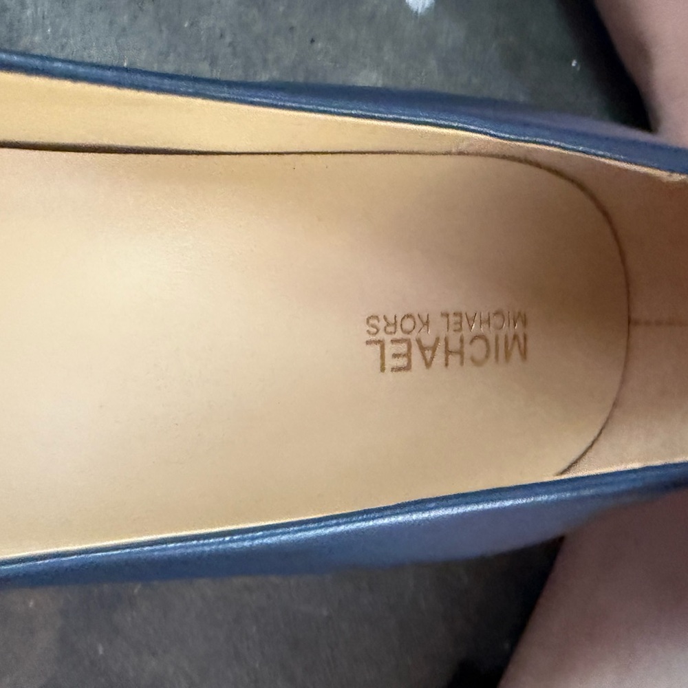 π Michael Kors Navy Blue Leather Heels - Size 9π - Picture 3 of 4